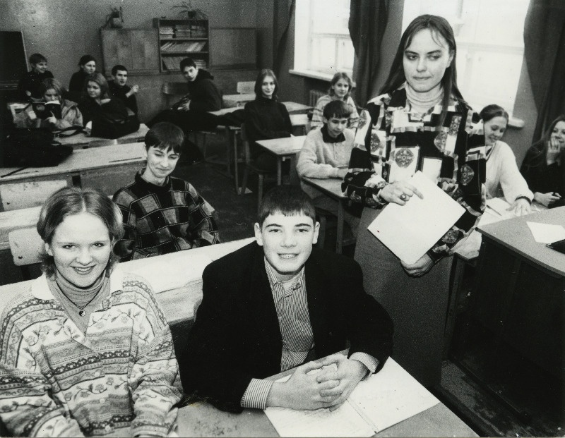 Jakob Westholmi Gümnaasiumi geograagiaõpetaja Katrin Kirk 10 a klassis tundi andmas. Esiplaanil õpilased Heliko Viita Virtsust ja Taavi Talve Jänedalt.