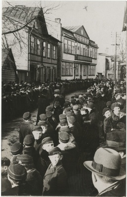 Jakob Westholmi koolimaja ja õpilased, foto  similar photo