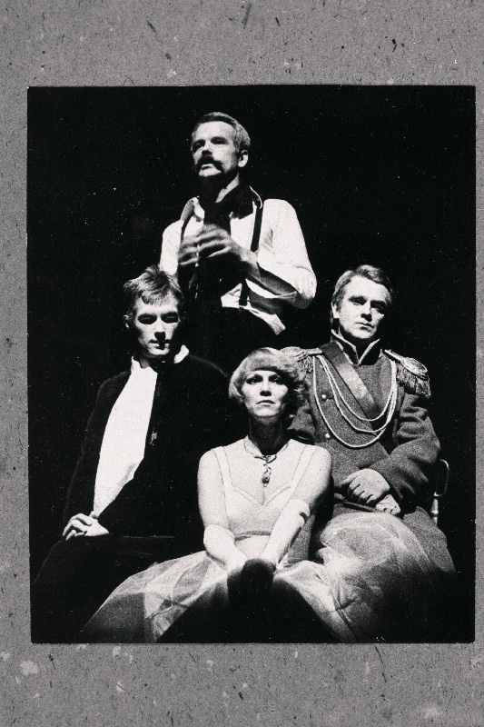 Stseen E. Radzinski näidendist "Kohus pärast balli ehk Lunin" RAT "Vanemuises". Vasakult: Rodionov - Jüri Lumiste, Lunin - Evald Hermaküla, Maria - Liina Orlova ja keiser - Ao Peep.