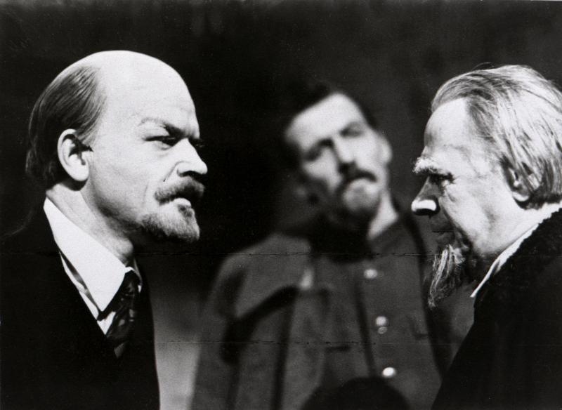 Stseen N. Pogodini näidendist "Kremli kellad" RAT "Vanemuises".  Lenin - Evald Hermaküla (vasakult). Dzeržinski - Tõnis Lepp ja kellassepp - Elmar Kivilo.