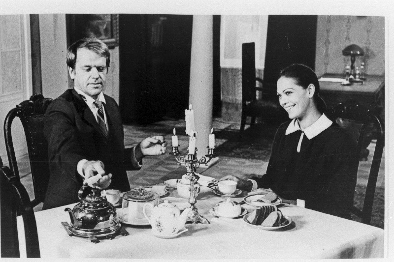 Stseen A. H. Tammsaare romaani "Elu ja armastus" dramatiseeringust "Rudolf ja Irma" Eesti Televisioonis. Irma - Elle Kull ja Rudolf - Evald Hermaküla.
