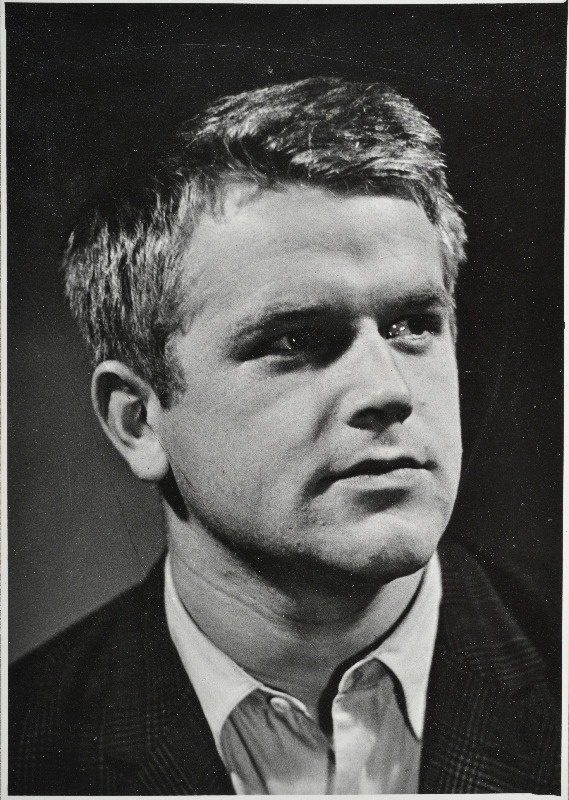 RAT Vanemuise näitleja E. Hermaküla filmistuudio Tallinnfilm mängufilmi Me olime 18-ne aastased proovivõtetel.