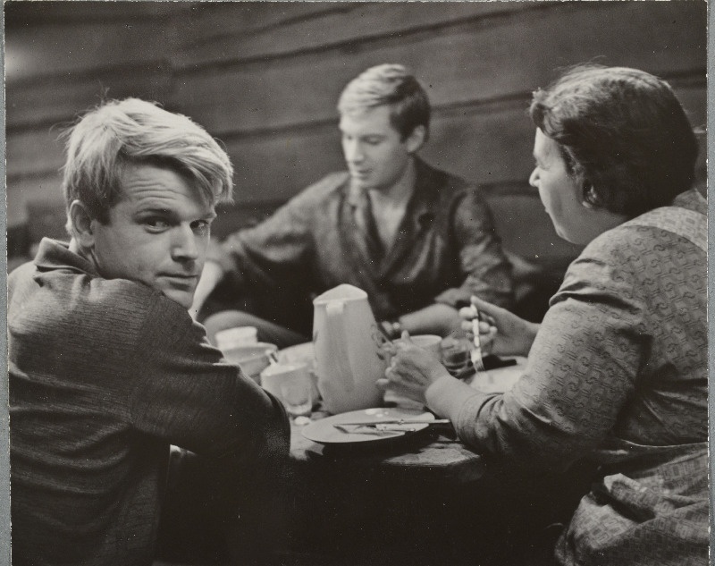 Kaader filmistuudio Tallinnfilm mängufilmist Tütarlaps mustas, vasakult: näitleja Evald Hermaküla, Tanel - Jozas Budraitis, Kadi - Lisl Lindau.