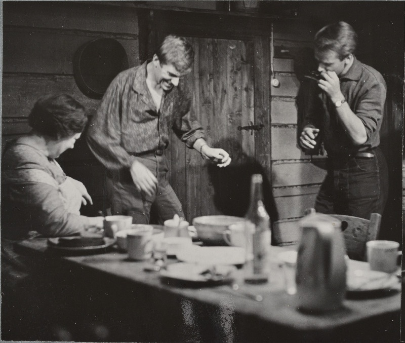 Kaader filmistuudio Tallinnfilm mängufilmist Tütarlaps mustas, vasakult: Kadi - Lisl Lindau, Tanel - Jozas Budraitis ja näitleja Evald Hermaküla.