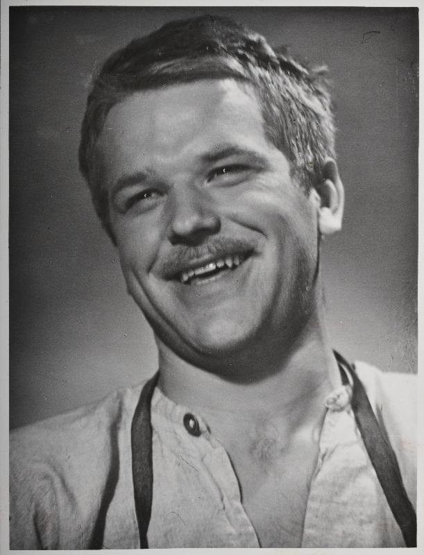 RAT Vanemuise näitleja E. Hermaküla filmistuudio Tallinnfilm mängufilmi Mäeküla piimamees proovivõtetel.