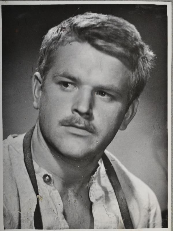 RAT Vanemuise näitleja E. Hermaküla filmistuudio Tallinnfilm mängufilmi Mäeküla piimamees proovivõtetel.