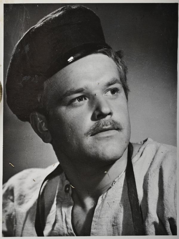 RAT Vanemuise näitleja E. Hermaküla filmistuudio Tallinnfilm mängufilmi Mäeküla piimamees proovivõtetel.