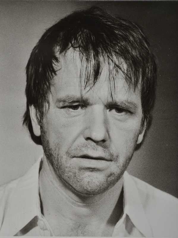 Hermaküla, Evald - näitleja. Mängufilmi Naerata ometi Mari (Kadri) isa osatäitjaks valitud.