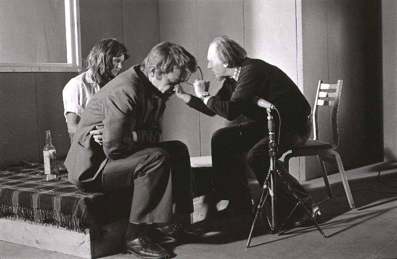 Stuudio Tallinnfilm teaduslik-fantastiline põnevusfilm "Hukkunud Alpinisti hotell". Näitlejaproovis Evald Hermaküla, paremal režissöör Grigori Kromanov.