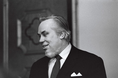 Eesti NSV teeneline kunstitegelane Peeter Saul pärast Eesti NSV rahvakunstniku tunnistuse kättesaamist Eesti NSV Ülemnõukogu Presiidiumis.  similar photo