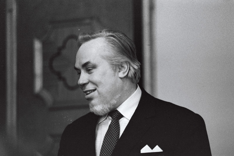 Eesti NSV teeneline kunstitegelane Peeter Saul pärast Eesti NSV rahvakunstniku tunnistuse kättesaamist Eesti NSV Ülemnõukogu Presiidiumis.