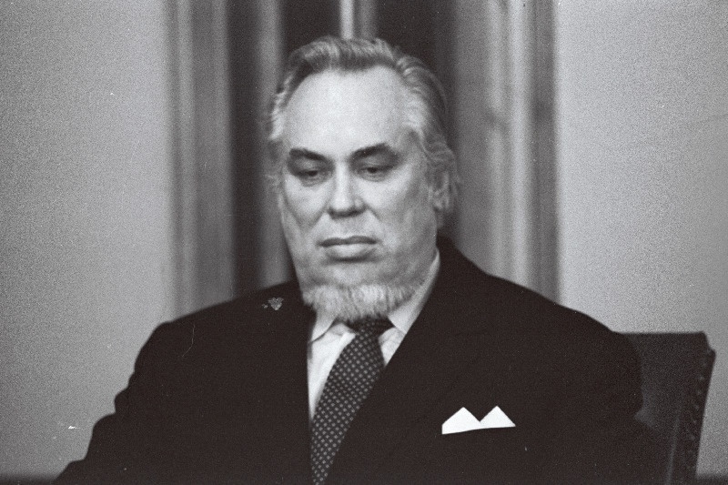 Eesti NSV teeneline kunstitegelane Peeter Saul pärast Eesti NSV rahvakunstniku tunnistuse kättesaamist Eesti NSV Ülemnõukogu Presiidiumis.