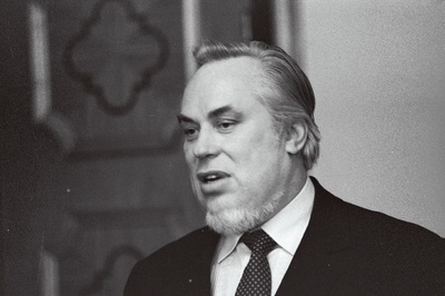 Eesti NSV teeneline kunstitegelane Peeter Saul pärast Eesti NSV rahvakunstniku tunnistuse kättesaamist Eesti NSV Ülemnõukogu Presiidiumis.  similar photo