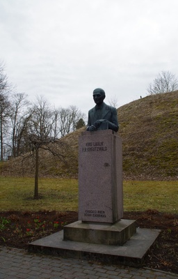 F. R. Kreutzwaldi mälestussammas Rakvere Vallimäe servas. rephoto