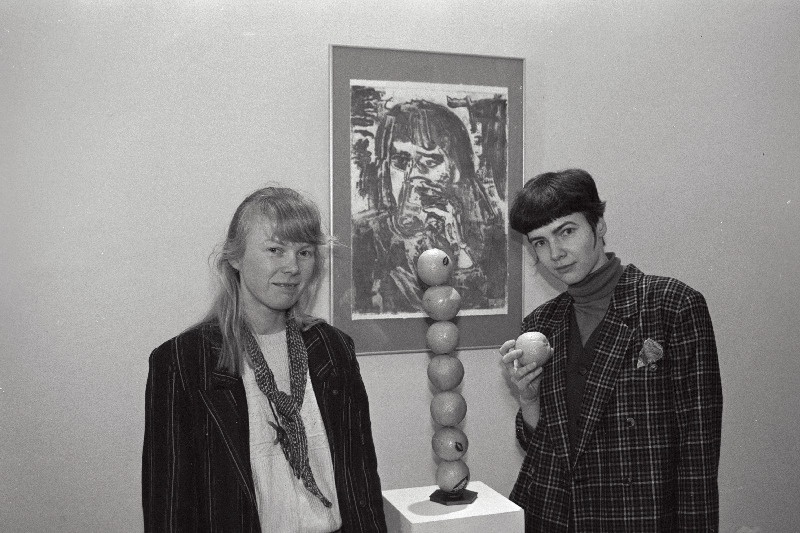 Kunstnike Tuuli Puhveli (vasakul) ja Annika Tontsu oma tööde ühisnäitusel “Ilmateade” galeriis “Tokko ja Arrak”.