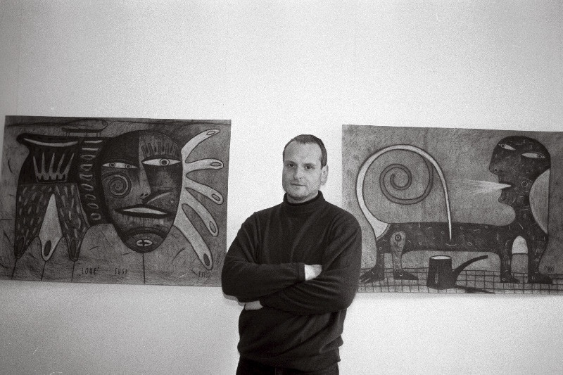 Karikaturist Juss Piho oma tööde “Jääpuhujad” näitusel Tokko ja Arraku galeriis.