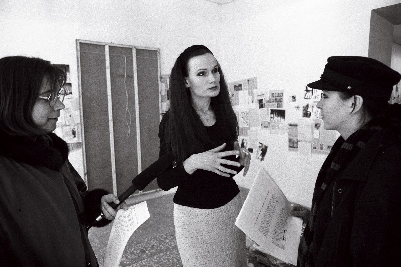 Maalikunstnik Tiina Tammetalu (keskel) oma tööde isikunäitusel “Cultural Seist” Linnagaleriis ajakirjanikega.