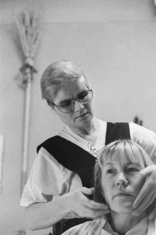 Alternatiivterapeut Heleonor Morris, kes kasutab patsiendi raviseanssidel muusika-, lõhna- ja värviravi, massaaži.