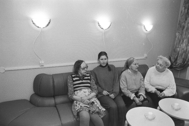 Lasnamäe Vanurite Päevakeskuse sotsiaaltöötaja Silvia Loover vestleb vanuritega.