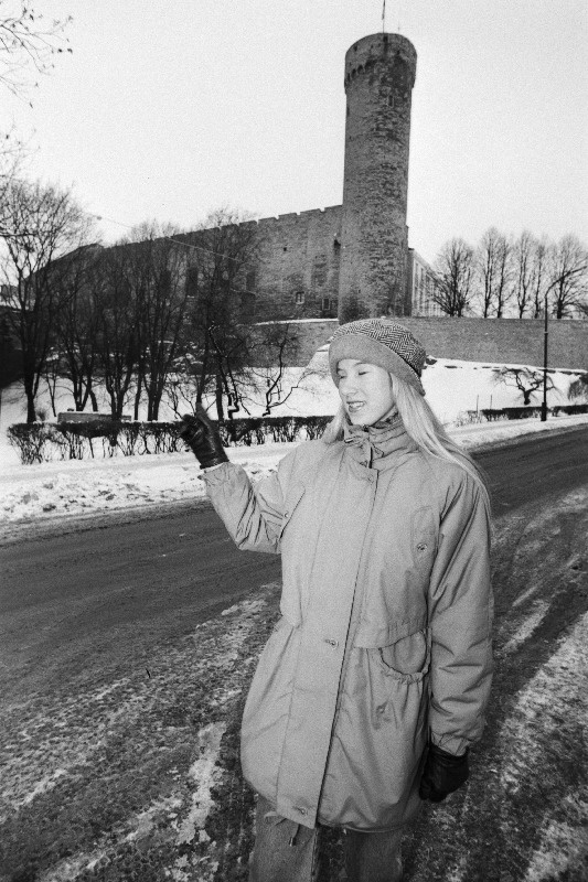 Eesti Noorsoo Algatuskeskuses giidindust õppiv Kristiina Kurme tutvustab saksa turistidele linna.