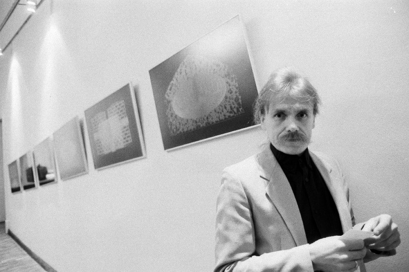 Graafik Loit Jõekalda galeriis Tokko & Arrak oma tööde “Kivid varjus. Valguse teel” näitusel.
