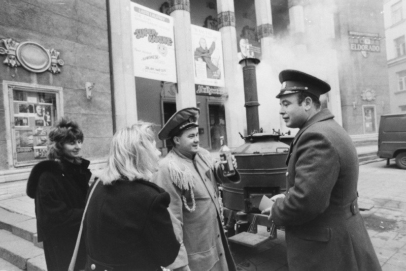 Suure Sotsialistliku Oktoobrirevolutsiooni 78. aastapäeva tähistamise showl kino “Sõprus” ees jagavad “miilitsad” tasuta hernesuppi.