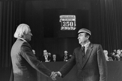 Tartu Riikliku Ülikooli päevadel Ed. Vilde nim. Tallinna Pedagoogilises Instituudis vahetavad käepigistuse ülikooli rektor Arnold Koop ja instituudi rektor Rein Virkus (paremal).  duplicate photo