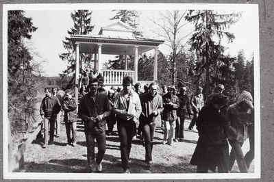 E. Vilde nimelise Tallinna Pedagoogilise Instituudi üliõpilased ekskursioonil Lahemaal Palmse mõisas.  duplicate photo