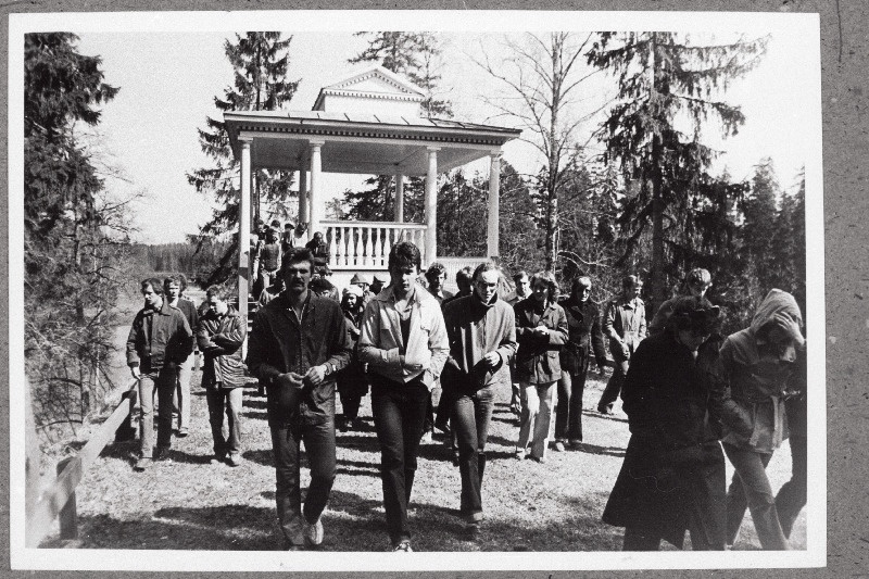 E. Vilde nimelise Tallinna Pedagoogilise Instituudi üliõpilased ekskursioonil Lahemaal Palmse mõisas.