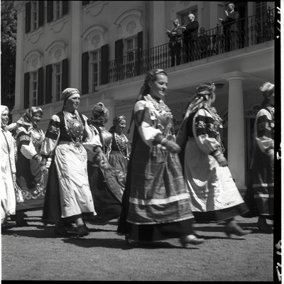 Rongkäik Kadrioru lossi ees, rahvariietes naised  similar photo