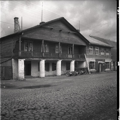 Lihula, kõrtsihoone ja kauplus peatänaval  similar photo