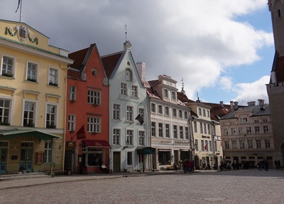 Vanalinn, Raekoja plats, vaade kaevukivilt Vanaturu kaela suunas. rephoto