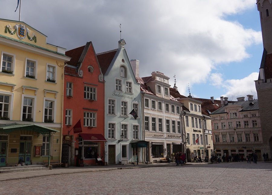 Vanalinn, Raekoja plats, vaade kaevukivilt Vanaturu kaela suunas. rephoto