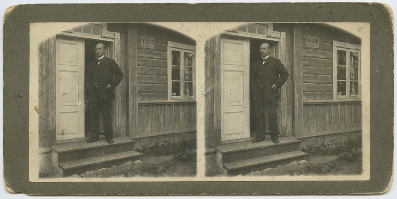 Al. Tavast oma maja ukse ees