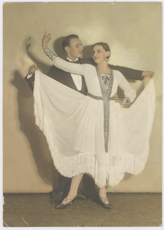 Arseni Poolgas oma partneriga tantsupoosis, koloreeritud foto.
