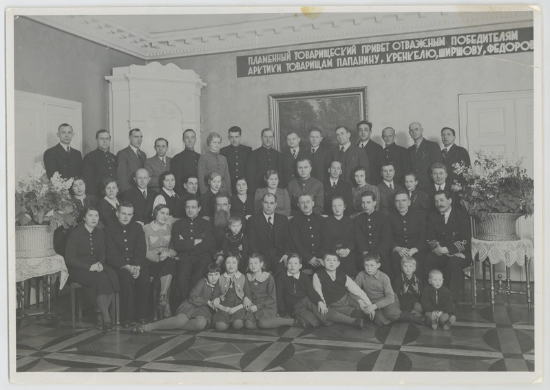 Papanin, Krenkel, Širsov ja Fjodorov vene saatkonna töötajatega saatkonna ruumis