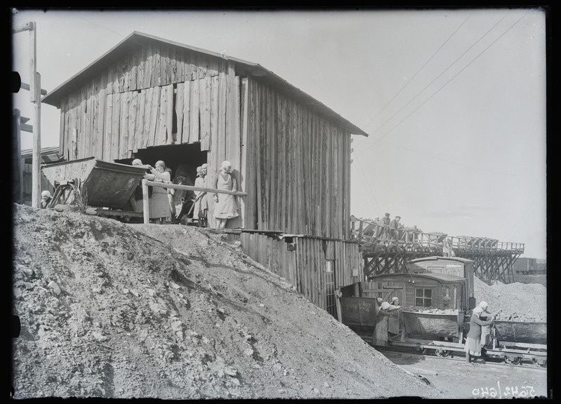 Vagonettide lükkamine tuhamäel