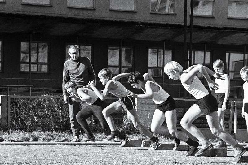Eesti NSV teeneline õpetaja Tallinna 46. Keskkooli pedagoog Endel Läte tundi läbi viimas.