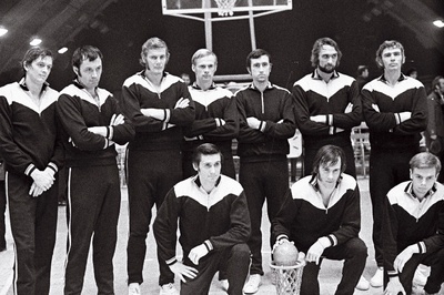 3. "Baltic Cup" korvpalliturniiri võitnud Tartu "Kalevi" meeskond. Seisavad: (vasakult) Jaak Salumets, Vjatšeslav Filatov, Jaak Lipso, Tõnis Randala, Peeter Kokk, Kalle Ilves, Jaan Lentsius; ees Anatoli Kirkun, Aleksei Tammiste, Mihkel Tiks.  similar photo
