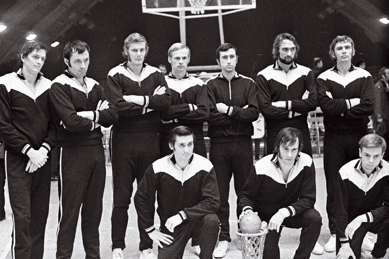 3. "Baltic Cup" korvpalliturniiri võitnud Tartu "Kalevi" meeskond. Seisavad: (vasakult) Jaak Salumets, Vjatšeslav Filatov, Jaak Lipso, Tõnis Randala, Peeter Kokk, Kalle Ilves, Jaan Lentsius; ees Anatoli Kirkun, Aleksei Tammiste, Mihkel Tiks.