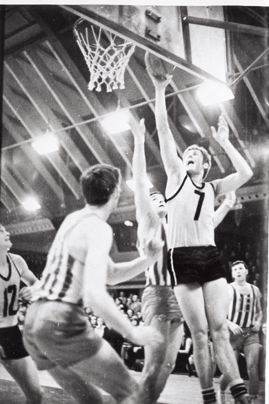 Tartu "Kalevi" ja Kiievi "Stroiteli" vaheline mäng NSV Liidu meistrivõistlustel korvpallis, pealeviskel Jaak Lipso.