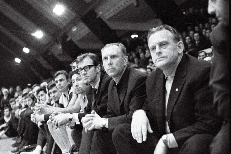 "Kalevi" treenerid (paremalt) Heino Krevald, Joann Lõssov, Ilmar Kullam NSV Liidu meistrivõistlusi korvapllis jälgimas.