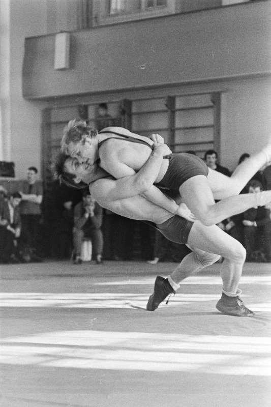ENSV meistrivõistlustel maadluses II keskkaalus hõbemedali võitnud Olavi Kullerkann heitmas pronksmedali võitnud Enno Jalakat.