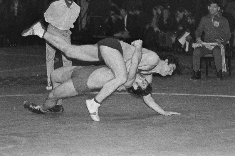 II Keskkooli maadleja Henn Põlluste heitmas ukrainlast A. Sobolevskit Kadrioru tennishallis "Dünamo" üleliidulistel meistrivõistlustel klassikalises maadluses.