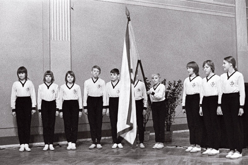 VSÜ "Dünamo" 50. aastapäeva tähistamise pidulikul koosolekul lausuvad tervitussõnu noordünamolased.