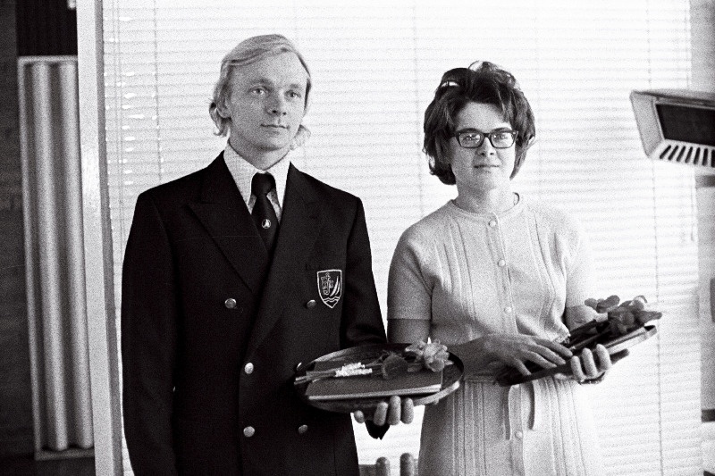 Eesti NSV 1973.a parimad sportlased jääpurjetaja Ain Vilde ja 
allveesportlane Illa Raudik Eesti NSV paremate sportlaste, treenerite ja aktivistide austamisõhtul Lillepaviljonis.