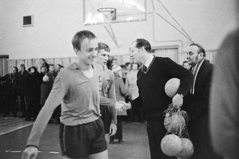 Treener Raimund Pundi õnnitlemas TSIK-i võrkpallureid peale edukat esinemast NSV Liidu noorte võrkpallimeistrivõistluste tsooniturniiril Tallinnas.