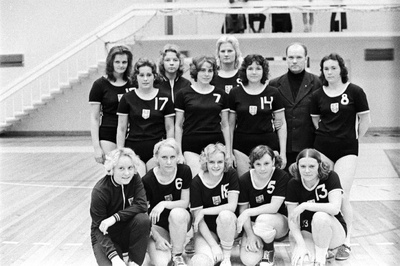Eesti NSV 1975. aasta väravpallimeister Tallinna Näidislinnuvabriku naiskond (esimine rida vasakult): Aino Jensen, Galina Saija, Alla Bulgarina, Marje Lombut, Marika Kivi; teine rida vasakult: Nanni Kull, Ulvi Moks, Ester Soopan, Evi Lind, Marjurella Pulman, Klara Sarifzjanova, treener Leo Häkeläinen, Agnessa Handešina.  duplicate photo
