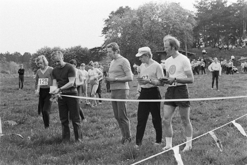 Tallinna Spordikomitee esimees Raymond Hallik orienteerumisneljapäevakute sarja avamas.