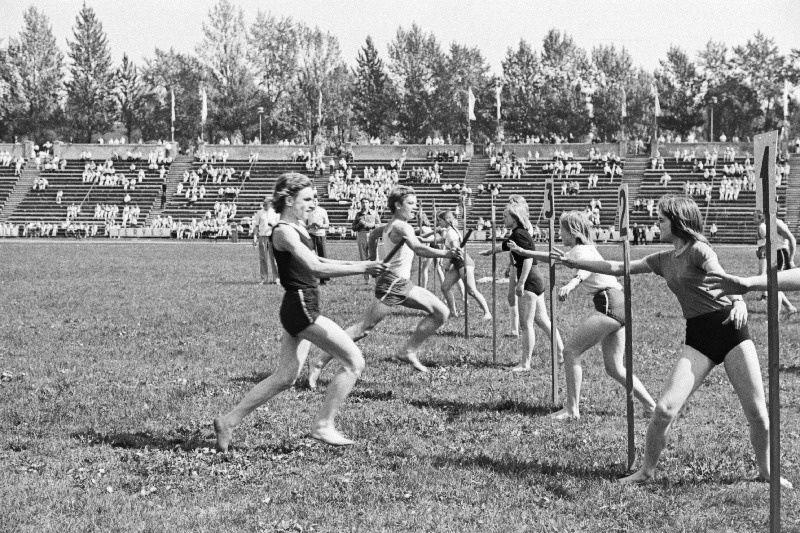 Pendelteatejooks V. I. Lenini nimelise pioneeriorganisatsiooni  53. aastapäeva tähistamisele pühendatud spordipeol.